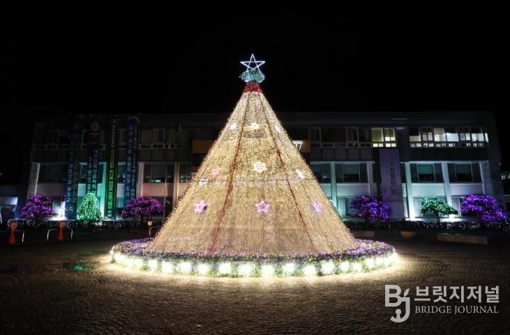 무주군청 앞 대형 성탄 조형물 점등