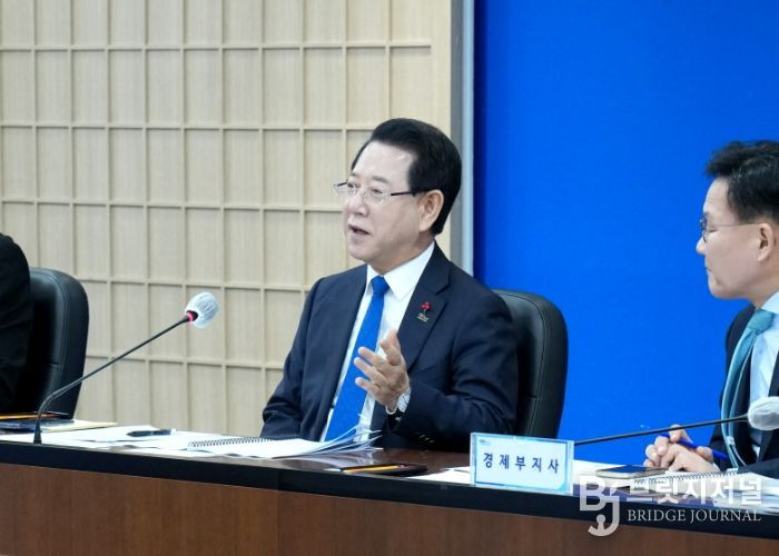 김영록 전라남도지사가 2일 도청 서재필실에서 실국장 정책회의를 주재하고 도정 현안을 논의하고 있다.