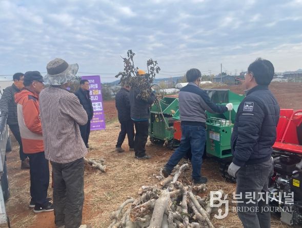 신안군 보도자료- 신안군, 겨울철 영농부산물 파쇄로 연일 바뻐..