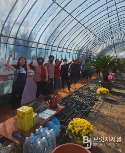 회산백련지에 조성된 ‘하우스 황토맨발 건강길’