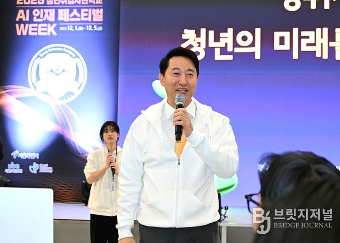 오세훈 서울시장이 2일 DDP에서 열린 ‘2025 청년취업사관학교 AI 인재페스티벌'에서 새싹(SeSAC) 해커톤 참가자들에게 응원의 메시지를 건네고 있다.