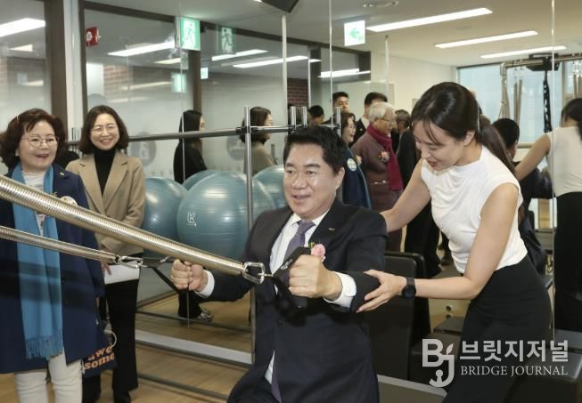 지난달 개최된 관악더행복마루 개관식에서 기구 필라테스 체험하는 박준희 관악구청장