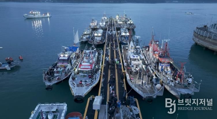 대회 성공을 위해 출항을 준비중인 낚시선박들.