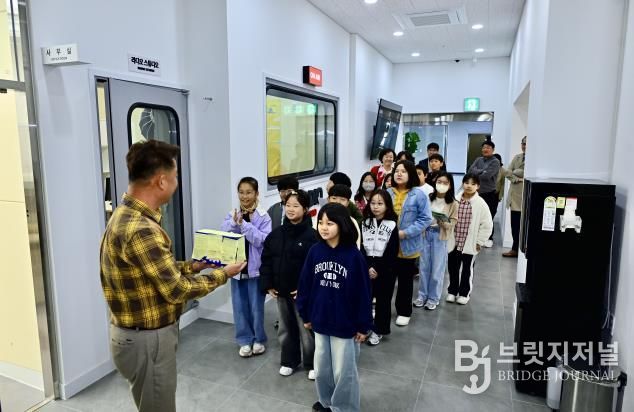 속초미디어센터 견학 중인 초등학교 학생들
