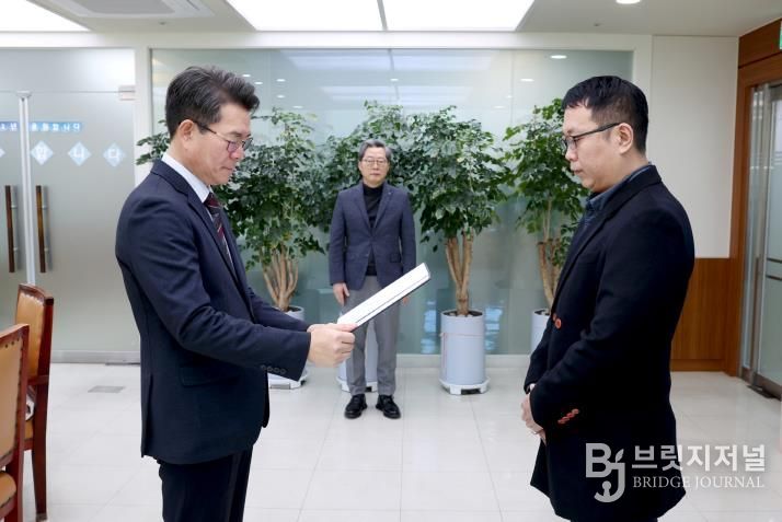 지난 1일 정원오 성동구청장(좌측)이 노동이사 임명장을 수여하고 있는 모습