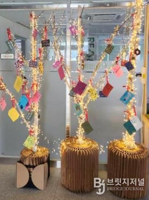 서대문구 자원되살림센터 로비에 설치된 ‘친환경 크리스마스트리’