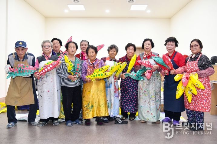 지난달 21일, 화천읍 산천어 공방에서 지역 어르신들이 축제에 사용될 산천어등을 만들고 있다.