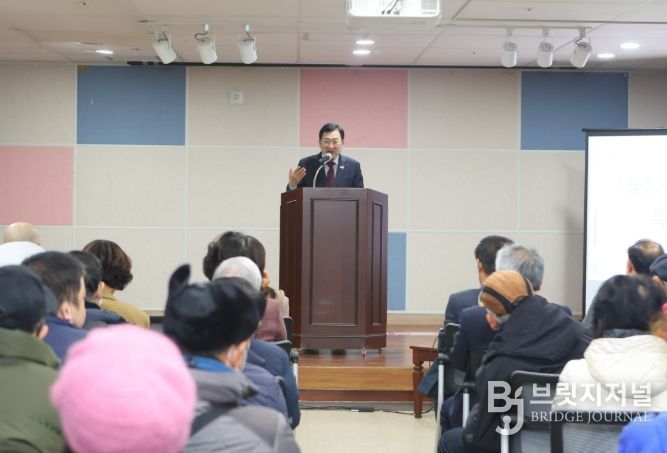 주낙영 경주시장이 장애인종합복지관 특장버스 전달식에서 인사말을 전하고 있다