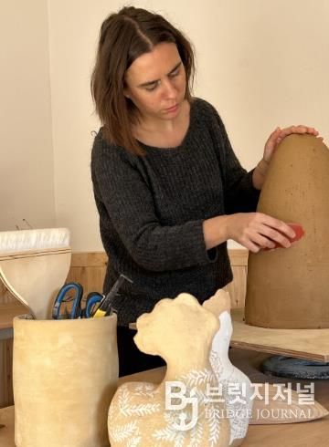 고흥분청문화박물관, 국제 도예 교류의 플랫폼 구축의 첫걸음 (1) - 분청문화박물관 내 세심헌에서 작업 중인 마르티나 무라로