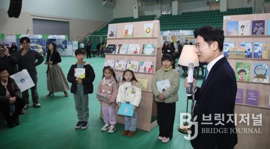 김대중 전라남도교육감이 ‘나도 작가 프로젝트’에 참여한 학생 작가들에게 격려의 말을 전하고 있다.