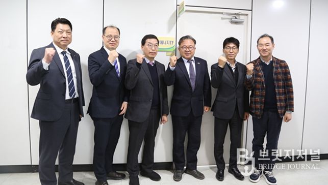 좌측부터 한국수자원공사 영·섬유역본부(주인호 본부장), 한국에너지공단 광주전남지역본부(장승찬 본부장), 한국전력공사 광주전남본부(한병준 본부장), 영산강유역환경청(김영우 청장), 광주광역시 에너지산업과(박준식 과장), 영산강유역환경청 환경관리국(김영식 국장).
