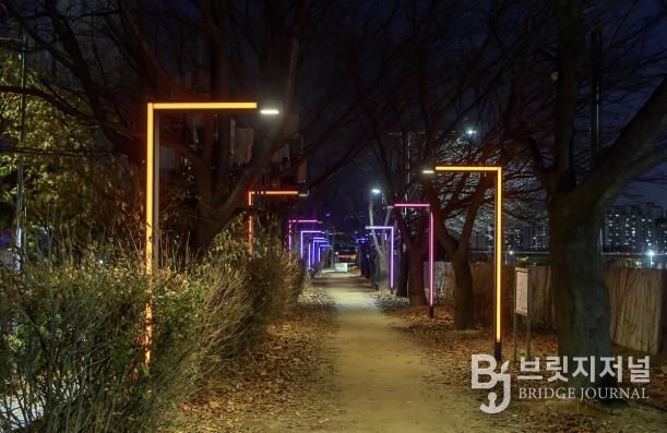 LED 디자인폴 레인보우 설치 모습