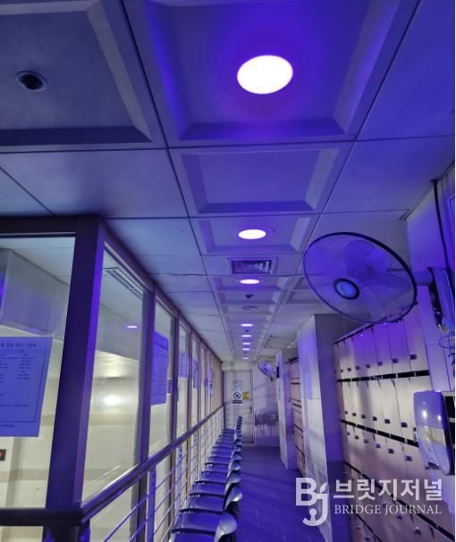 문화체육센터 수영장 대기 공간에 항균등을 설치한 사진
