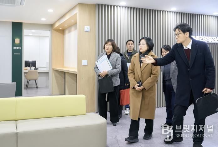 이수희 강동구청장이 강동구보건소 ‘가족건강증진센터’ 조성 현장을 점검하고 있다.