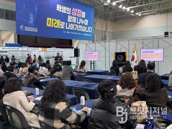 3일 화순 하니움문화스포츠센터에서 전남 각 지역의 학부모 100여 명이 참석한 가운데 ‘2025 전남 학부모 한마당’이 진행되고 있다.