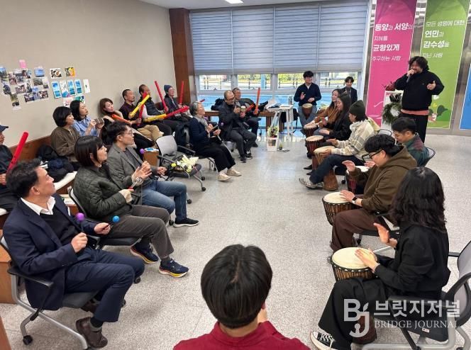 지난 3일 2025 순천에코칼리지 실험과정 수료식 참석자들이 드럼서클 활동으로 젬베 등 악기 합주를 하고 있다