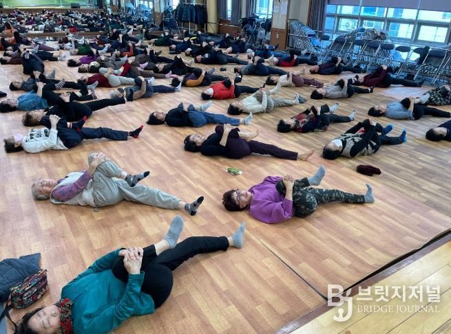 찾아가는 생활체육교실 프로그램의 일환으로 복지관에서 진행된 단체 요가 스트레칭 수업