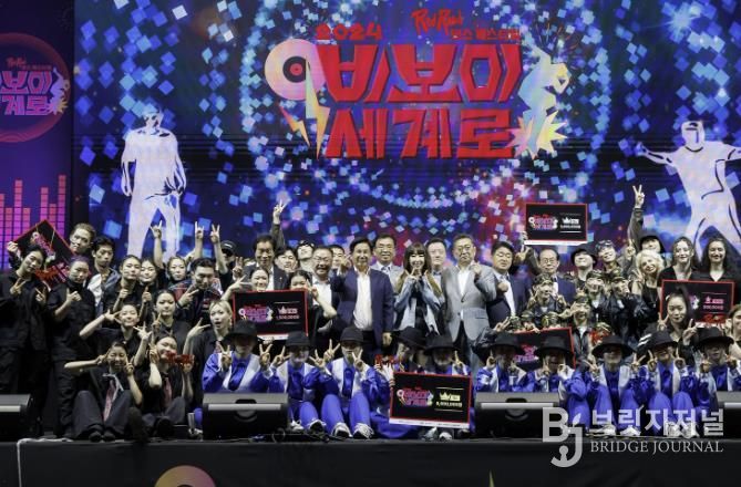 ‘2024 레드로드국제 스트리트 댄스 페스티벌’ 우승자들과 기념촬영을 한 박강수 마포구청장