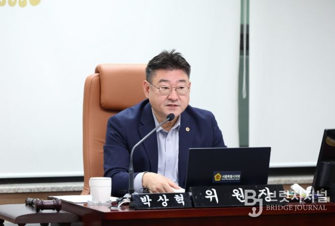 박상혁 서울특별시의회 교육위원장(서초1, 국민의힘)이 11월 24일 서울특별시의회 의원회관에서 진행된 제333회 서울특별시의회 정례회 교육위원회 제5차 회의를 주재하고 있다.