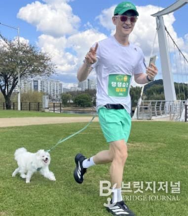 지난 10월 '2025 댕댕순천' 참가자가 반려견과 함께 오천그린광장을 달리고 있다.j