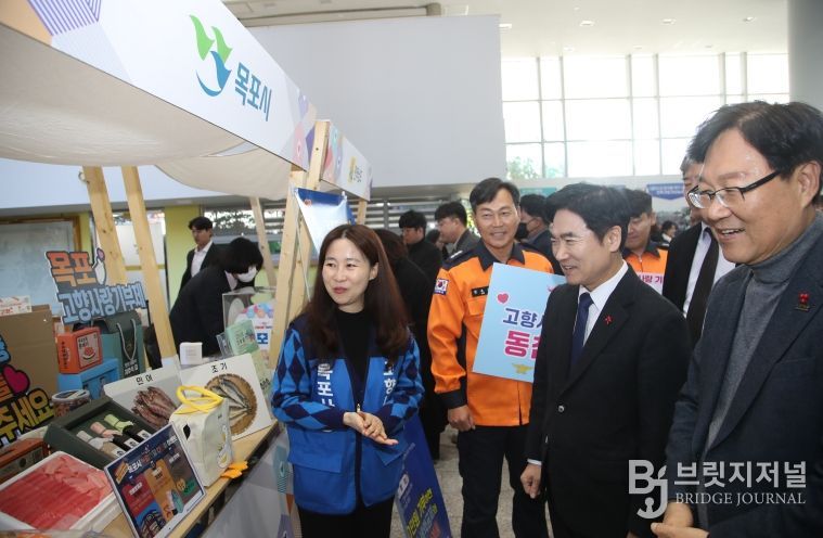 김대중 전라남도교육감과 관계자들이 5일 전남도청 1층 윤선도홀에서 열린 ‘2025년 제1회 전라남도 고향사랑 기부의 달’ 행사에 참석, 부스를 둘러보고 있다.