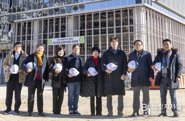 강서구의회 제공, 서울 강서구의회 미래복지위원회 통합신청사 건립 현장 방문, 왼쪽부터 김민석의원, 김희동부위원장, 강선영의원, 한상욱위원장, 이종숙의원, 고찬양의원, 이충현의원, 박학용의원