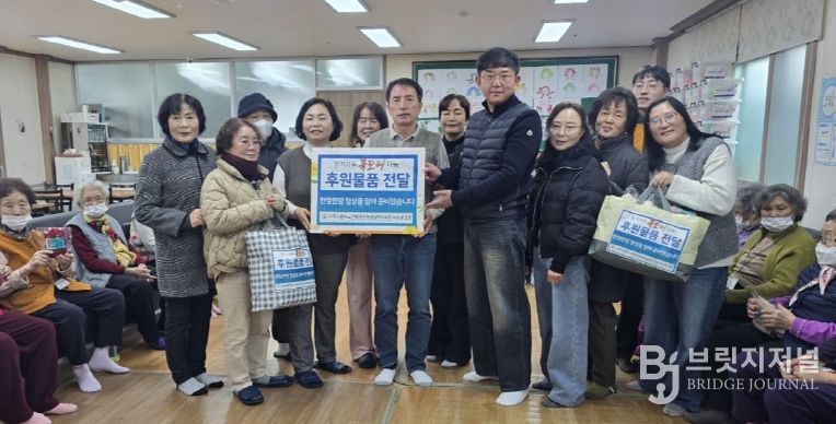 나주시중부노인복지관 ‘환경실천가과정’에 참여한 수강생들이 관내 복지시설 2개소에 손수 제작한 목도리를 기부했다.