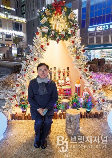 진교훈 서울 강서구청장이 발산역 1번 출구 앞 광장에 조성된 ‘마곡 위시빌리지’ 점등식을 찾아 크리스마스 조형물 앞에서 기념사진을 찍고 있다.