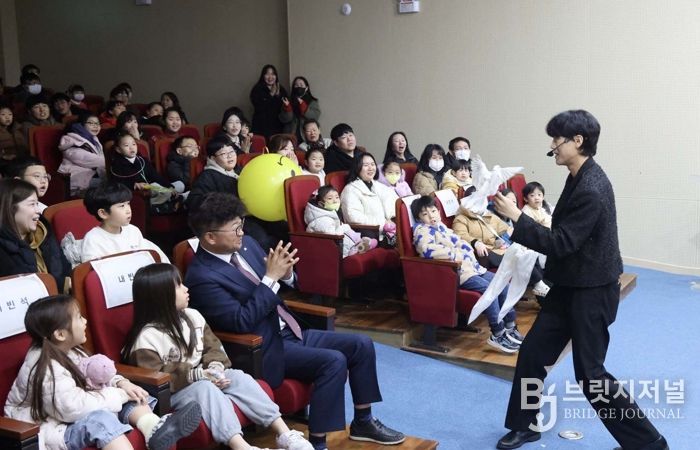 최충규 대덕구청장(사진 첫 번째 줄 왼쪽 세 번째)과 지역 어린이들이 6일 대덕구 안산도서관에서 열린 지역 주민을 위한 가족공연 ‘미래를 준비하는 첫걸음, AI 매직쇼’를 관람하고 있다.