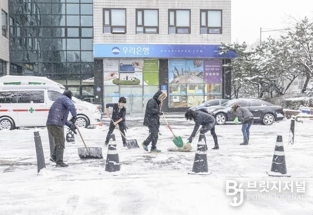 양천구, 내 점포 앞 눈 치우고 있는 모습