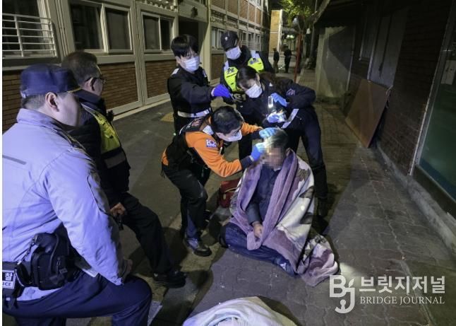 노숙인 건강을 확인하고 있는 모습