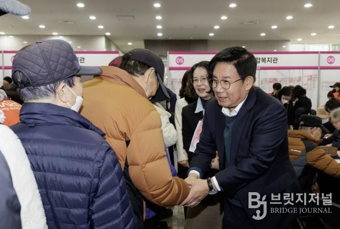 박강수 마포구청장이 ‘2025 마포구 노인일자리 박람회’에서 어르신들과 인사를 나누고 있다.