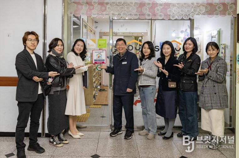 지난달 ‘으뜸어린이집’에서 ‘열린어린이집’ 현판식 수여 모습