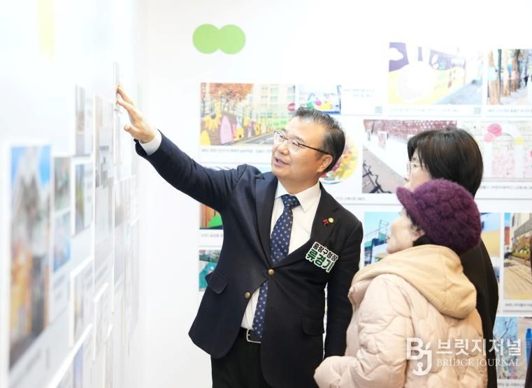 ‘우리동네 미술관’ 전시를 둘러보고 있는 류경기 중랑구청장