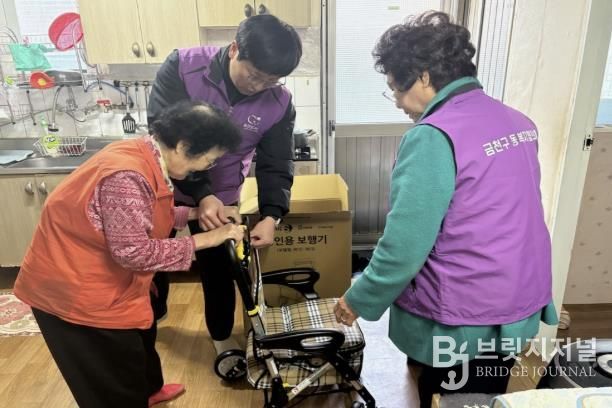 시흥3동 복지협의체 위원들이 어르신에게 실버카를 제공하고 있다