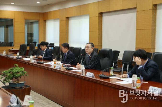 이명구 관세청장(오른쪽에서 두번째)이 9일 서울세관에서 열린 관세청 수사발전 자문위원회 출범식에서 발언하고 있다.