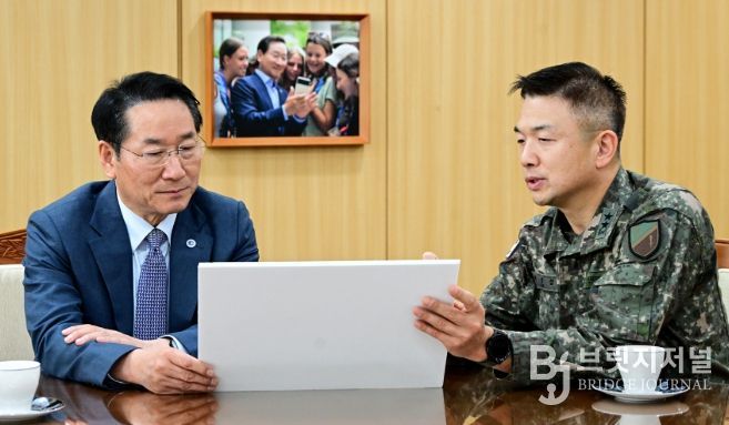 유정복 인천광역시장이 10일 시청 접견실에서 이광섭 육군 제17보병사단장과 인천 안보태세를 점검하고 있다.