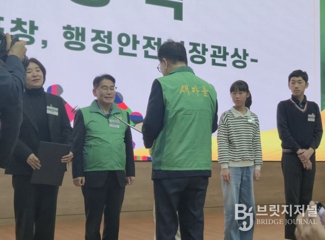 행정안전부장관상 받는 새마을문고구미시지부 김택동 회장