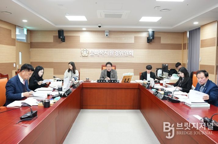 아산시의회 문화복지환경위원회가 제263회 아산시의회 제2차 정례회 중 2026년 예산안을 심사하고 있다.