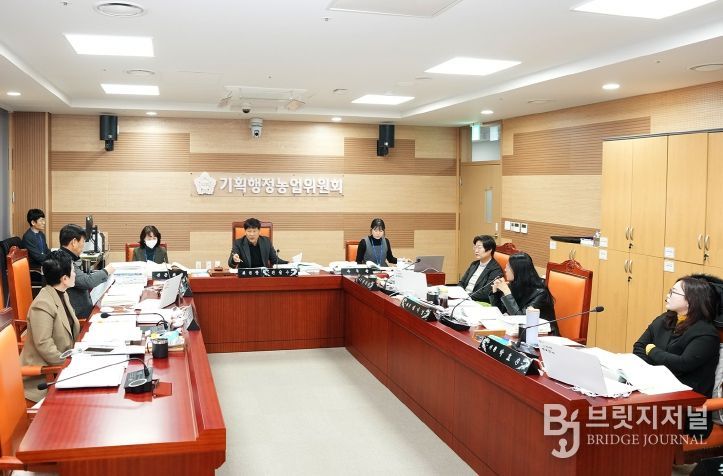 아산시의회 기획행정농업위원회가 제263회 아산시의회 제2차 정례회 중 2026년도 본예산 심사를 진행하고 있다.