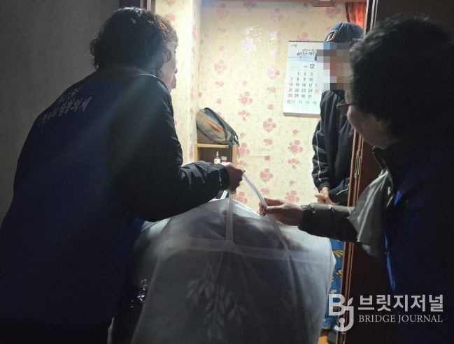 동구 송림3·5동, 취약계층에 방한 용품 전달