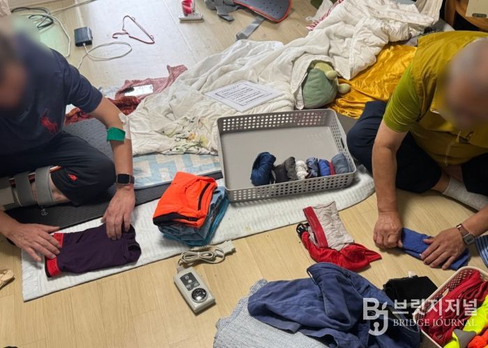 옷을 개고 있는 정리수납 봉사단