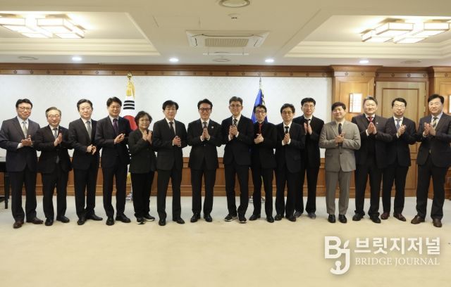 김민석 국무총리가 11일 세종대로 정부서울청사에서 의료혁신위원회 민간위원에게 위촉장을 수여하고 있다.