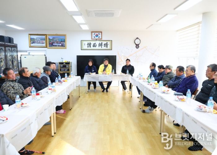 진병영 함양군수는 지난 12월 8일 안의면, 10일 지곡면을 방문해 겨울철 한파에 대비한 주민 안전 상황을 점검하고 마을 현안을 청취하는 등 ‘찾아가는 마을 간담회’를 진행했다.