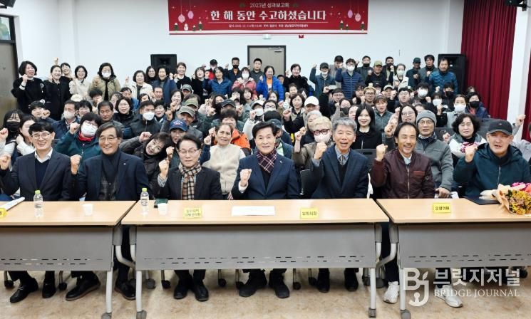 밀양지역자활센터에서 열린 2025년 자활사업 성과보고회 참석자들이 기념 촬영을 하고 있다.