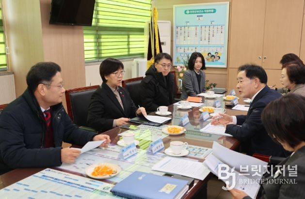 정은경 장관, 통합돌봄 현장 살피러 충북 진천군 찾아