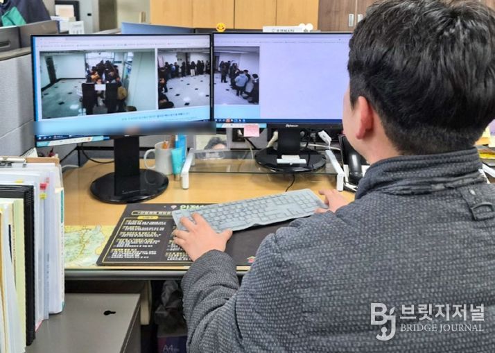 1. PC화면으로 구내식당 대기 현황을 확인하는 직원 모습