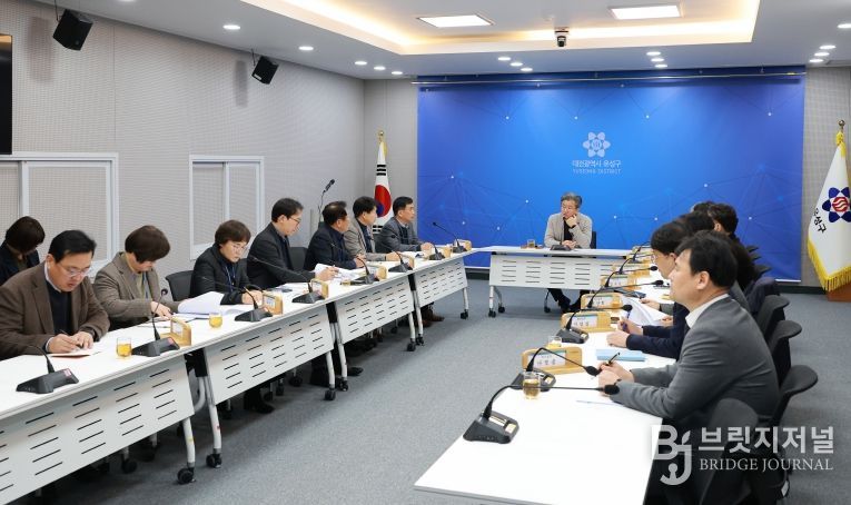 정용래 유성구청장이 15일 오전 주간간부회의를 주재하며 공직선거법 준수를 강조하고 있다.