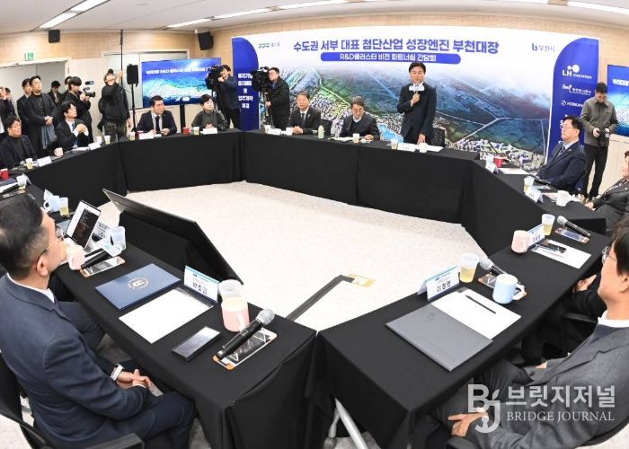 이달 15일 오정구청에서 열린 ‘부천대장 R&D 클러스터 비전 파트너쉽 간담회’에서 조용익 부천시장이 이야기하고 있다.