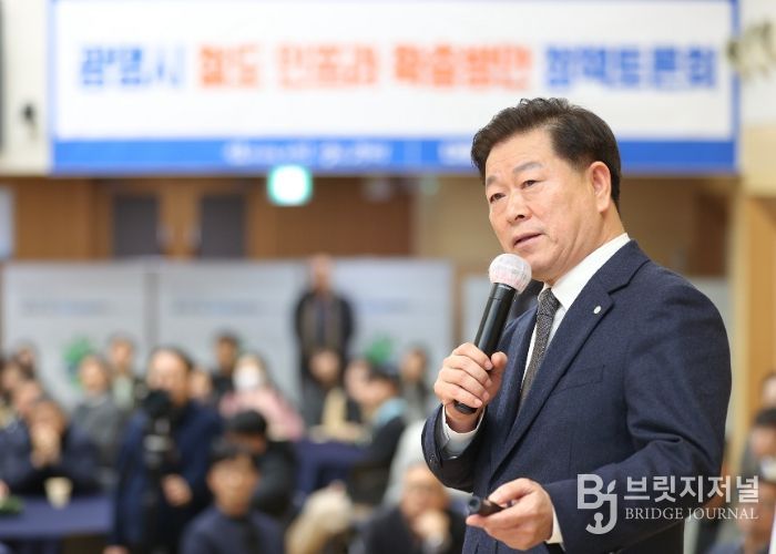 박승원 광명시장이 15일 오후 시청 대회의실에서 열린 '광명시 철도 인프라 확충방안 정책토론회'에 참석해 발제하고 있다.